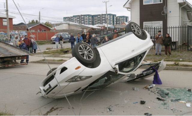 Pta Arenas Volcamiento De Auto Deportivo Gener Corte De Luz En Villa