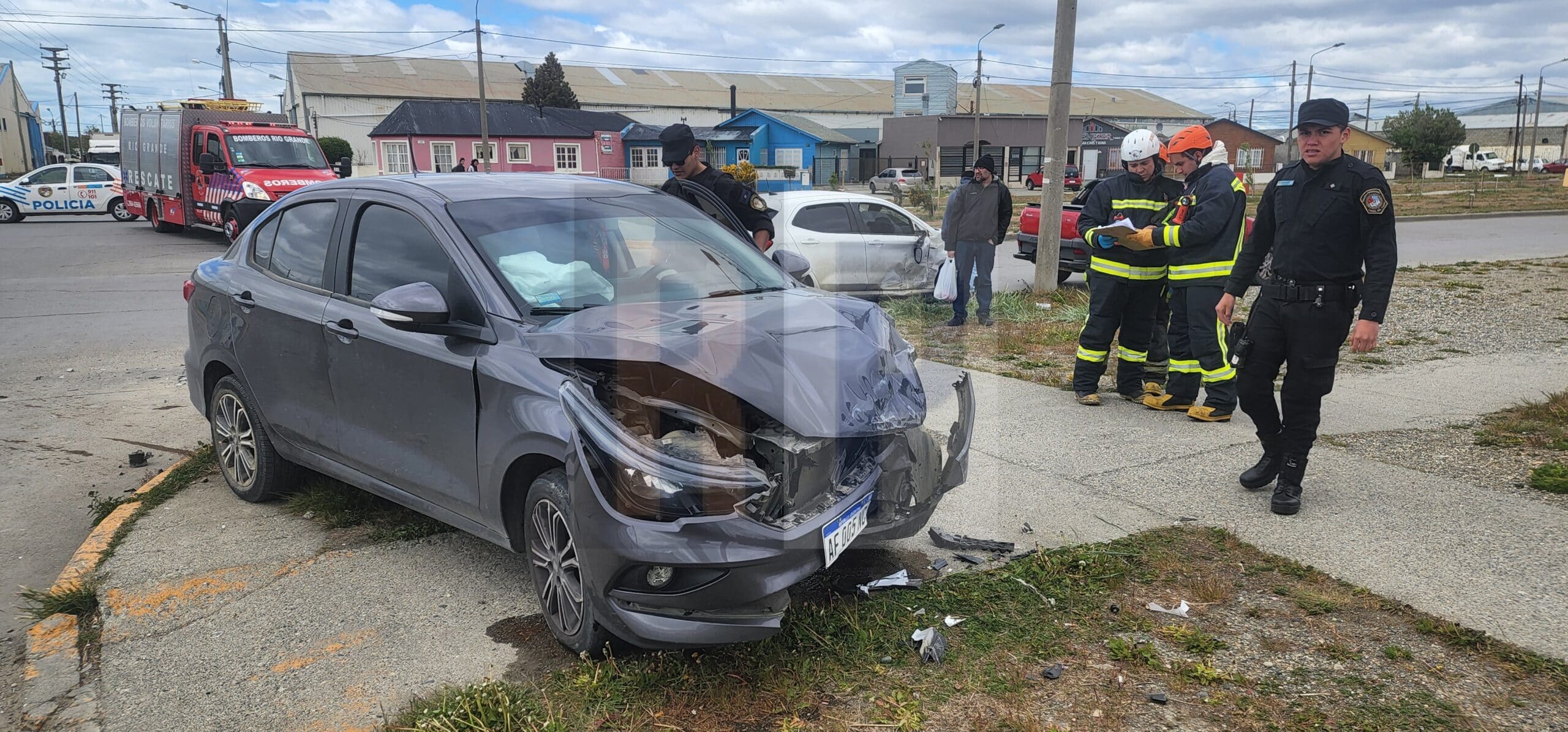 Violento Choque Entre Dos Vehículos Que Terminaron Sobre La Vereda ...