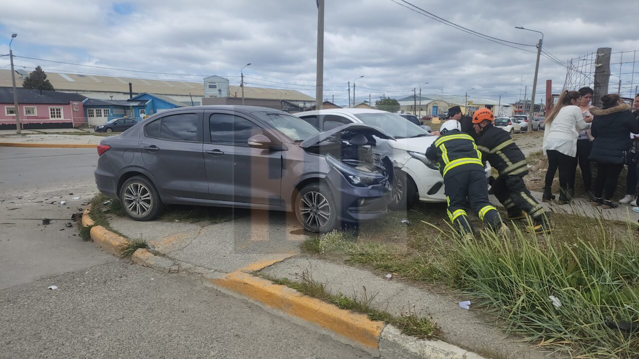 Violento Choque Entre Dos Vehículos Que Terminaron Sobre La Vereda Resumen Policial 0599