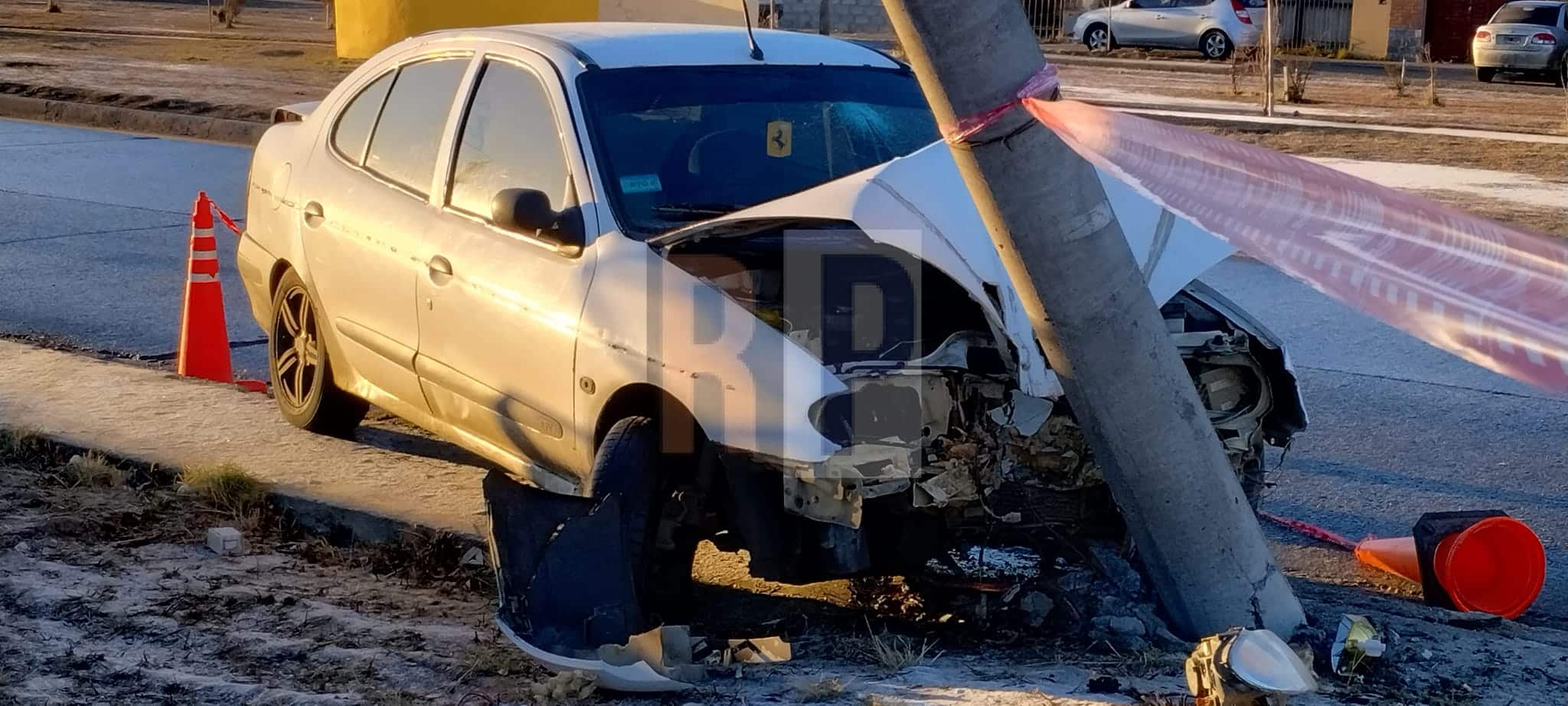 Violento accidente de tránsito contra un poste de alumbrado público