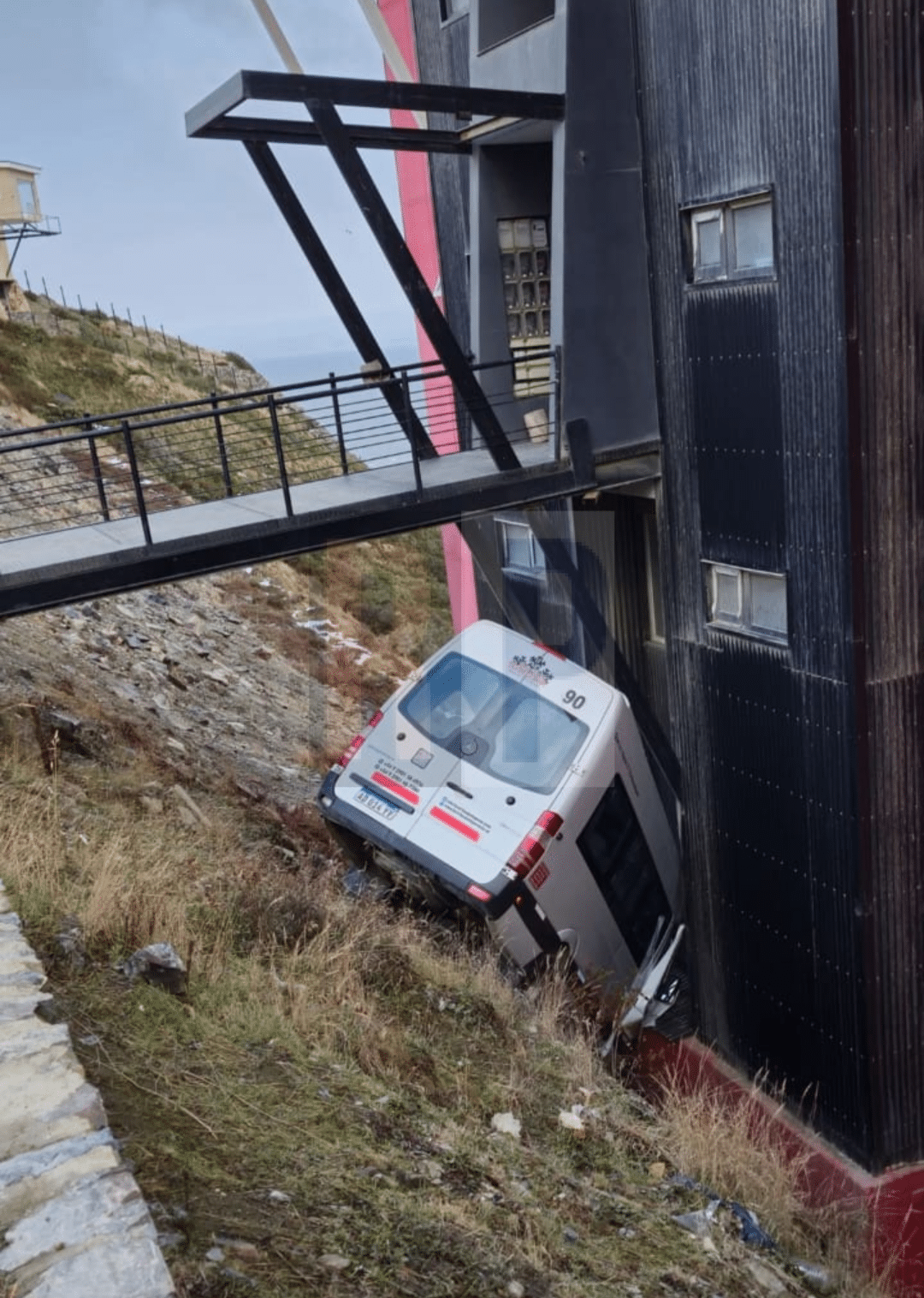 Despiste de un vehículo que terminó en un barranco contra un edificio