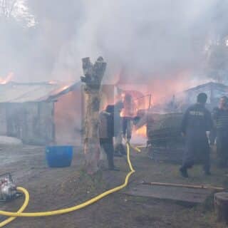 Voraz incendio de dos depositos en Pto. Almanza