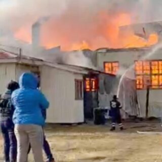 PTA. ARENAS: Incendio destruyó talleres de la centenaria Estancia Cerro Castillo y arrasó con maquinaria agrícola y forraje para animales