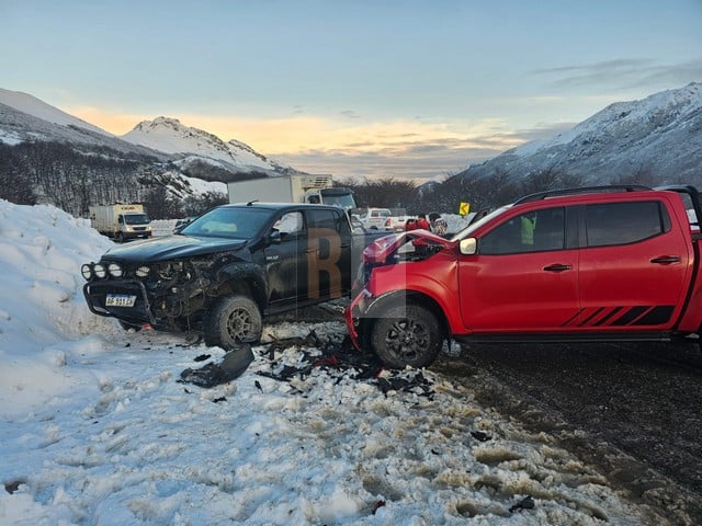 Dos camionetas chocaron de frente saliendo del paso Garibaldi sobre la ruta 3 y de milagro no hubo heridos