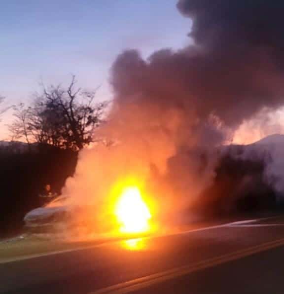 Incendio de un vehículo en la RN3 en cercanías de Tolhuin