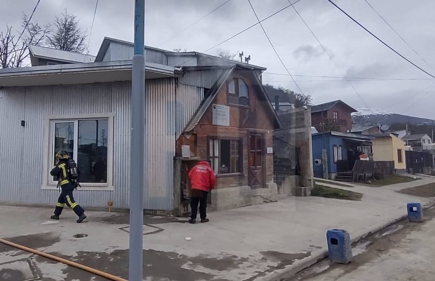 Incendio en la ciudad de Ushuaia con una mujer trasladada al hospital