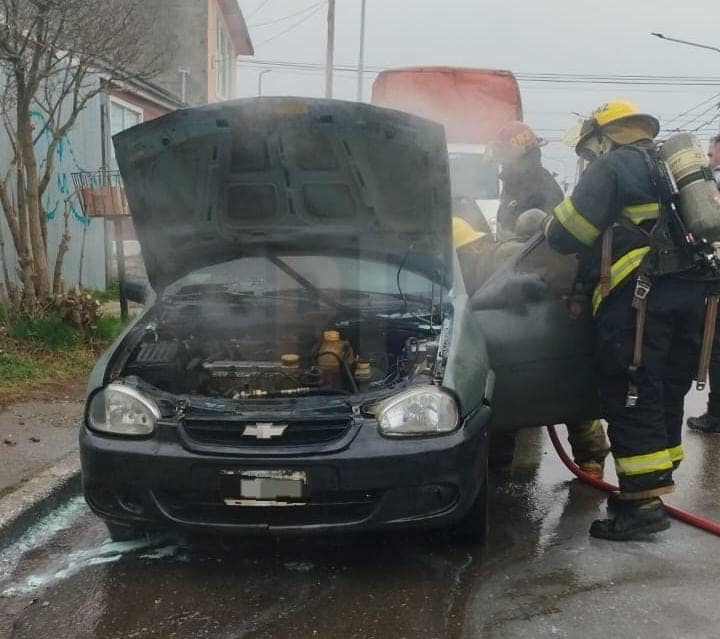 Principio de incendio vehicular en pleno centro de la ciudad