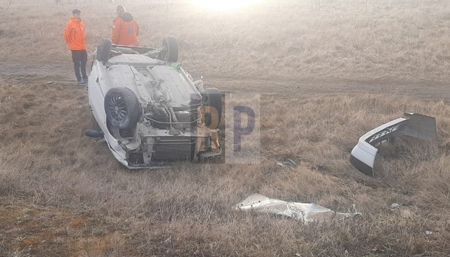 Tres personas protagonizaron violento vuelco y abandonaron el auto a pie siendo localizadas por la Policía