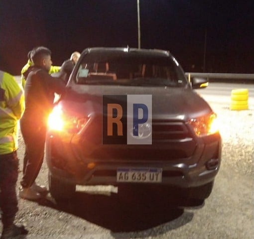 ULTIMO MOMENTO – Detuvieron en Tolhuin una camioneta al mando de un sindicalista, llevando al autor de los disparos en el acto del PJ