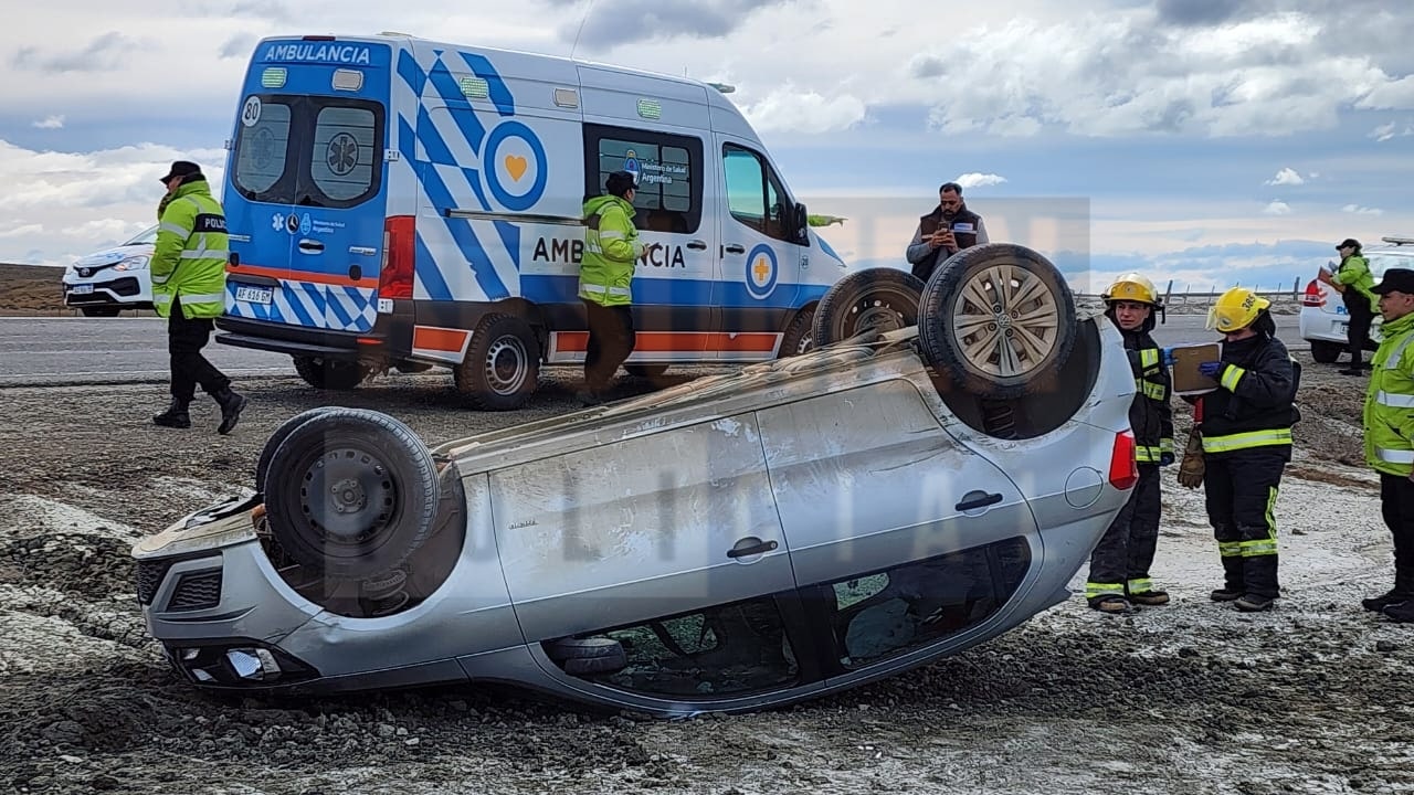 Violento vuelco en Circunvalación frente a la Laguna Seca con una joven trasladada al hospital