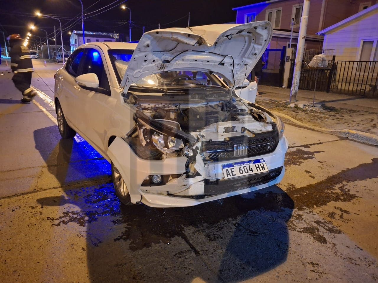 Un conductor en estado de ebriedad chocó su vehículo contra un carro estacionado