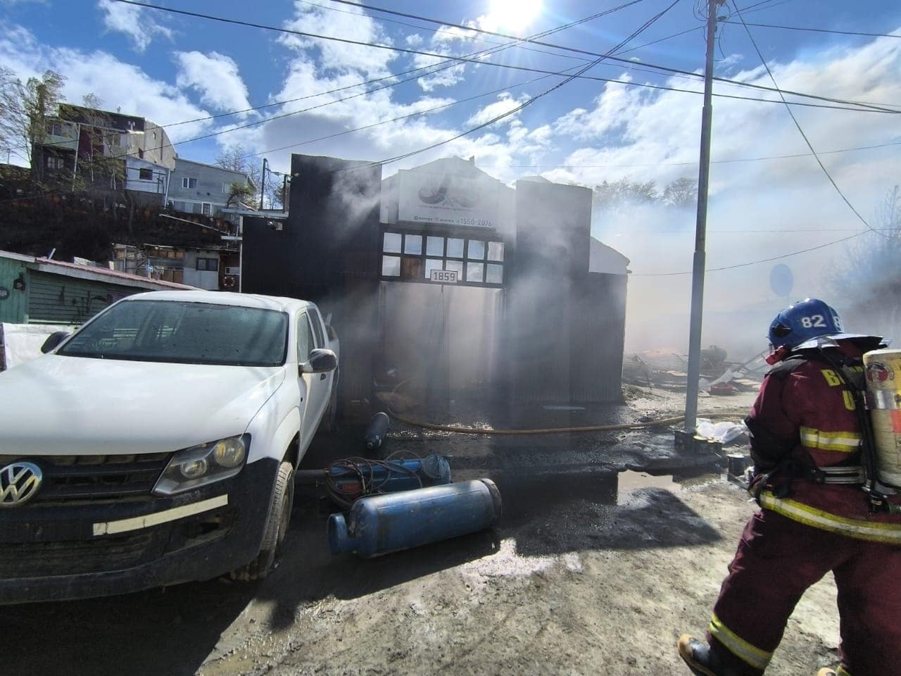 Pavoroso incendio en la ciudad de Ushuaia afectó a tres viviendas y dos personas con quemaduras