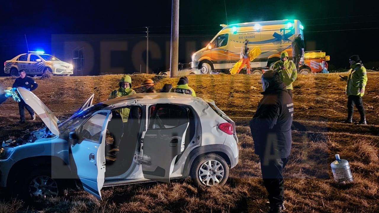 Violento despiste seguido de vuelco con una familia completa trasladada en dos  ambulancias al HRRG