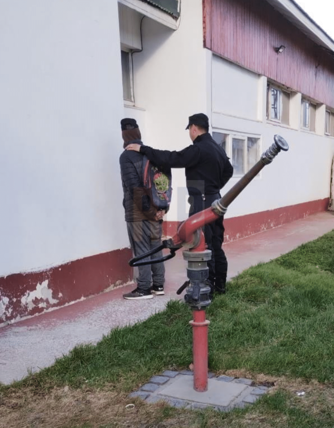 Un hombre detenido por intentar robar una lanza en la División Bomberos de  Policía