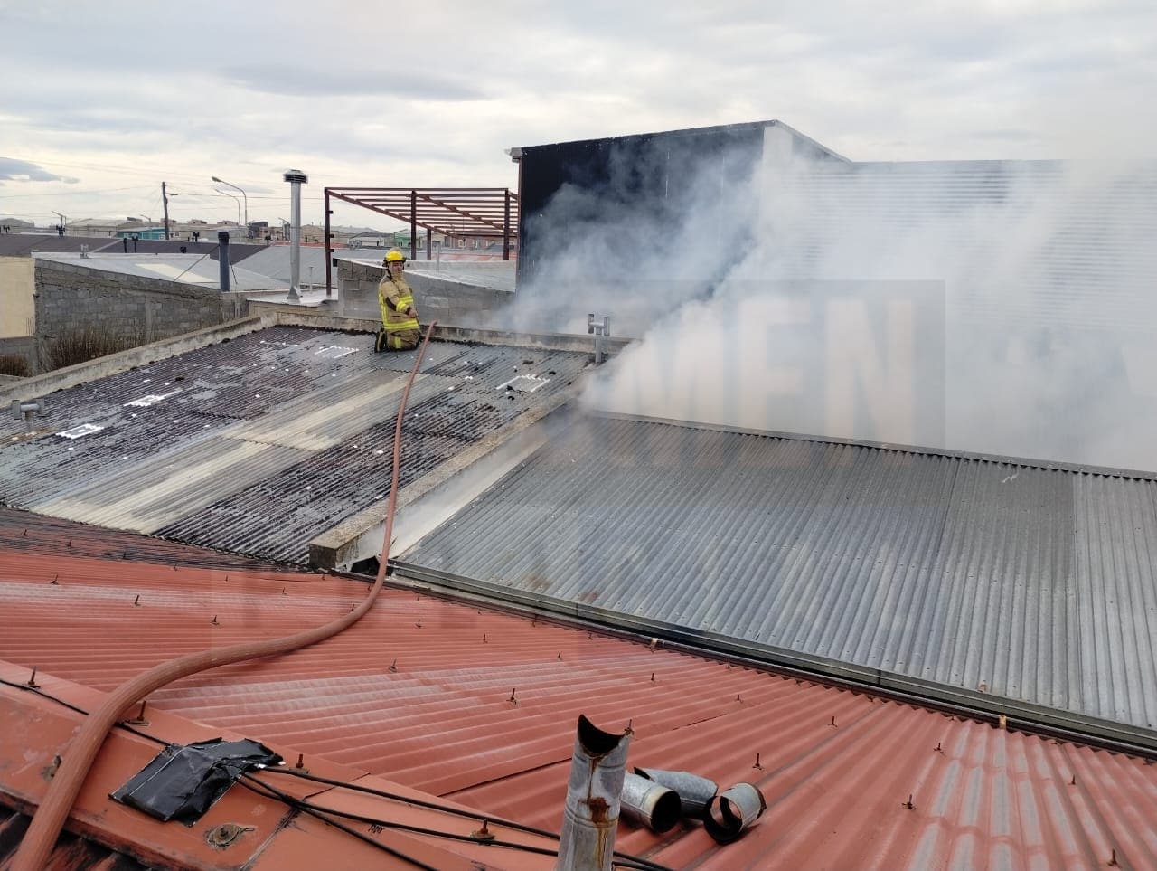 Incendio en un galpón de pequeñas dimensiones con pérdidas totales