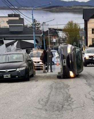 Accidente seguido de vuelco en la cuidad de Ushuaia sin registrarse lesionados