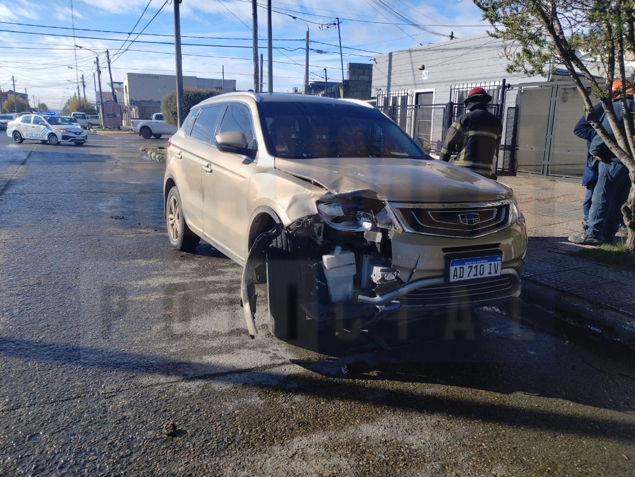 Triple accidente, una camioneta colisionó a otros dos vehículos estacionados