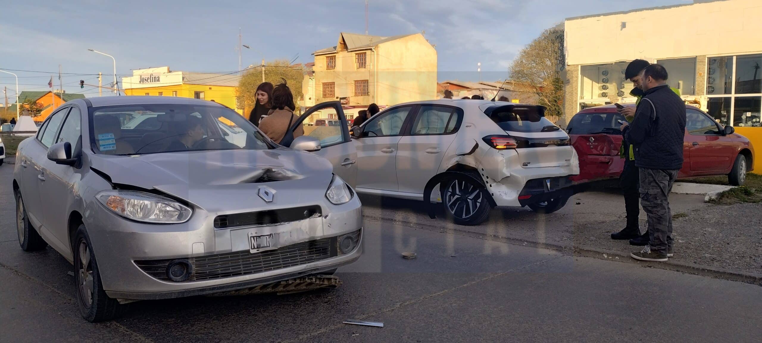 Otro triple accidente de tránsito donde dos vehículos estacionados fueron afectados