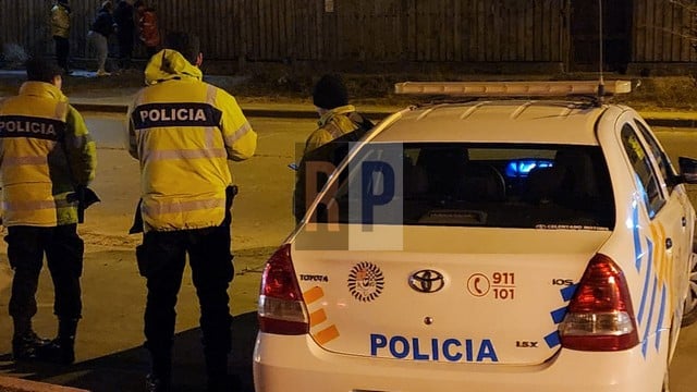 Increíble caso de una mujer que tiene custodia policial permanente porque amenaza de muerte a un menor que dice es “el hijo del diablo”