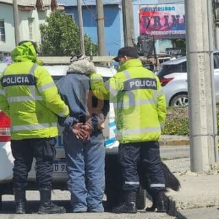 Un hombre  detenido por golpear a otro con un caño a la salida de un pet shop