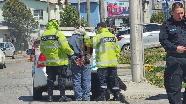 Un hombre  detenido por golpear a otro con un caño a la salida de un pet shop