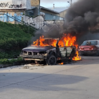 PTA. ARENAS: Incendio de auto frente a multicancha desata temor en vecinos del sector sur