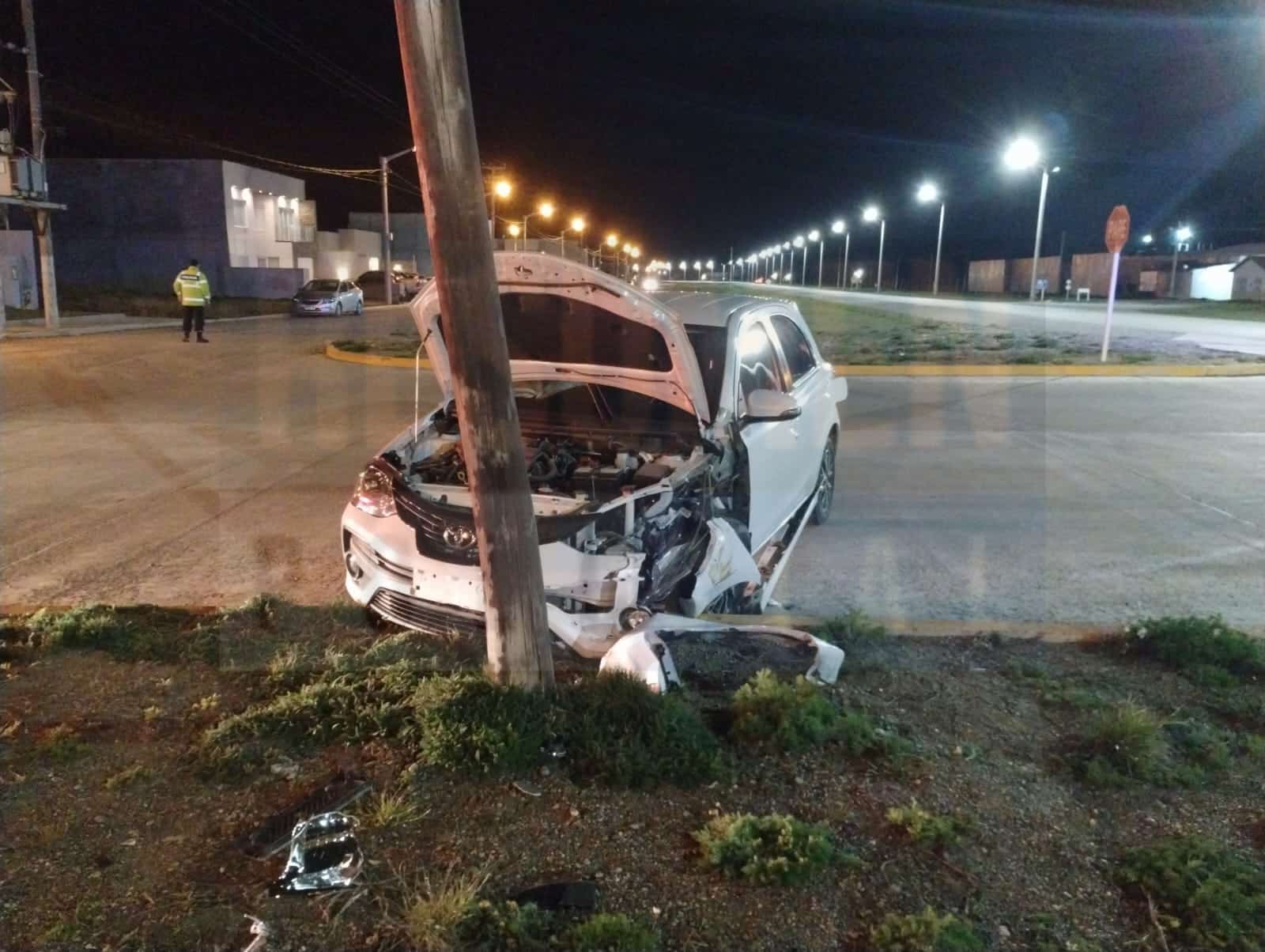 Un menor de 17 años al volante terminó impactando un vehículo contra un poste