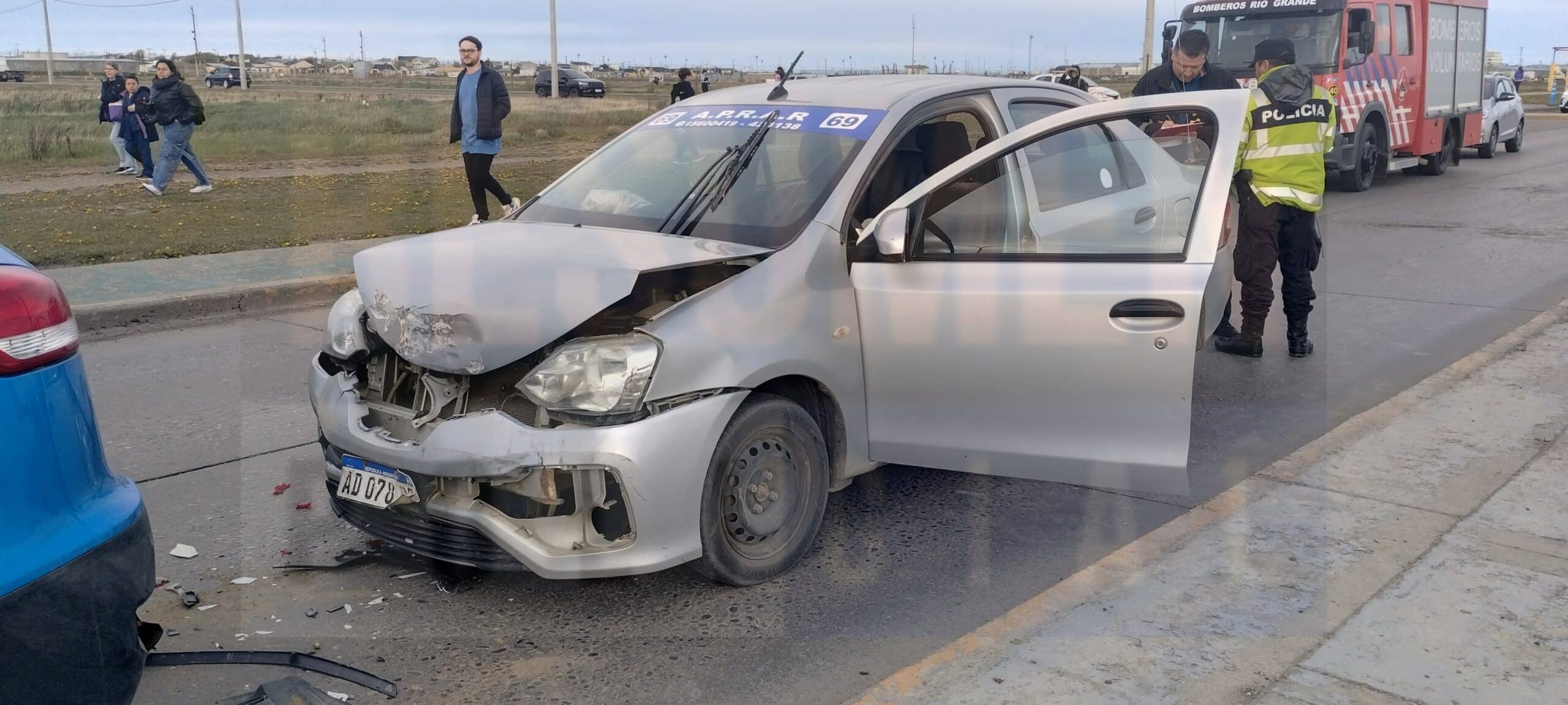 Triple choque en cadena con tres personas lesionadas y trasladadas en dos ambulancias al hospital