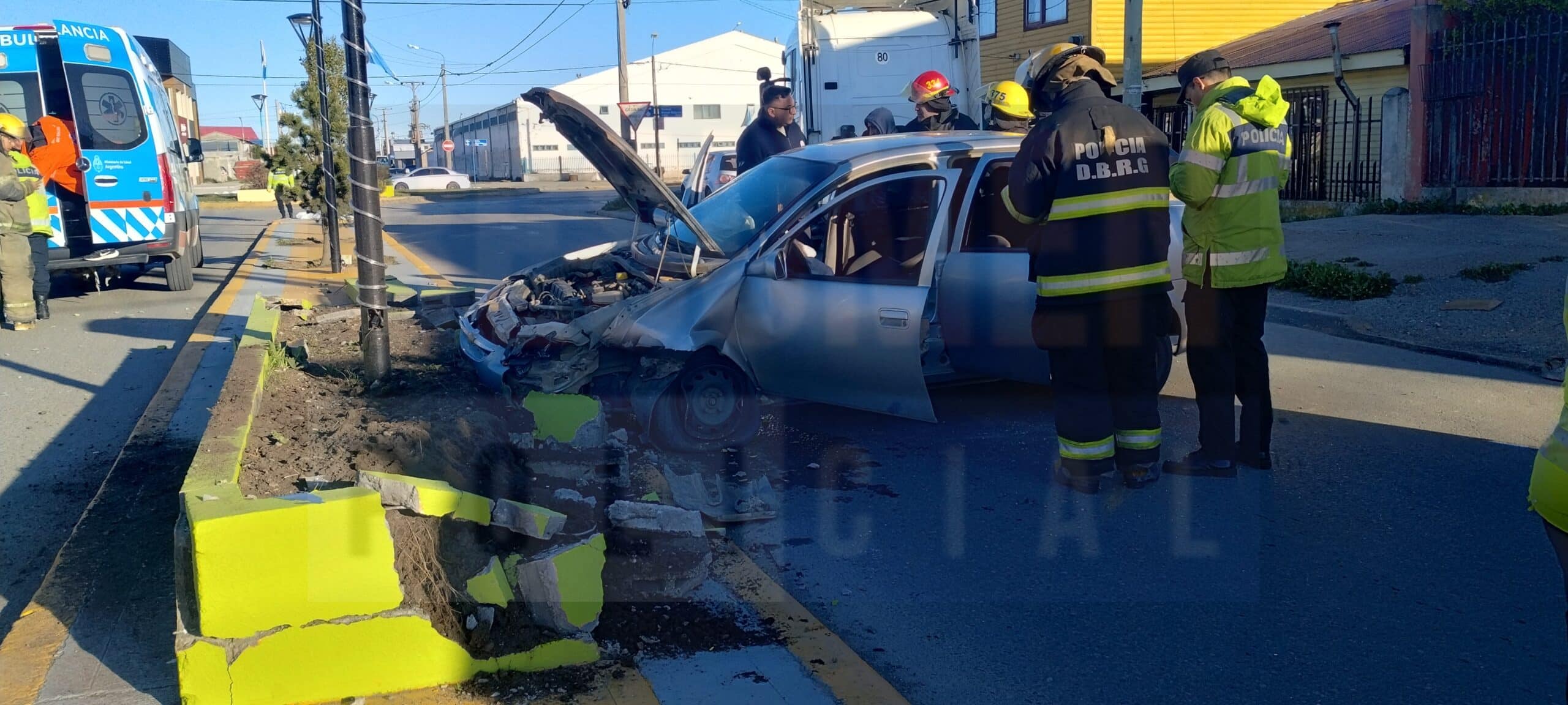 Violento accidente de tránsito con un joven de 19 años trasladado al hospital