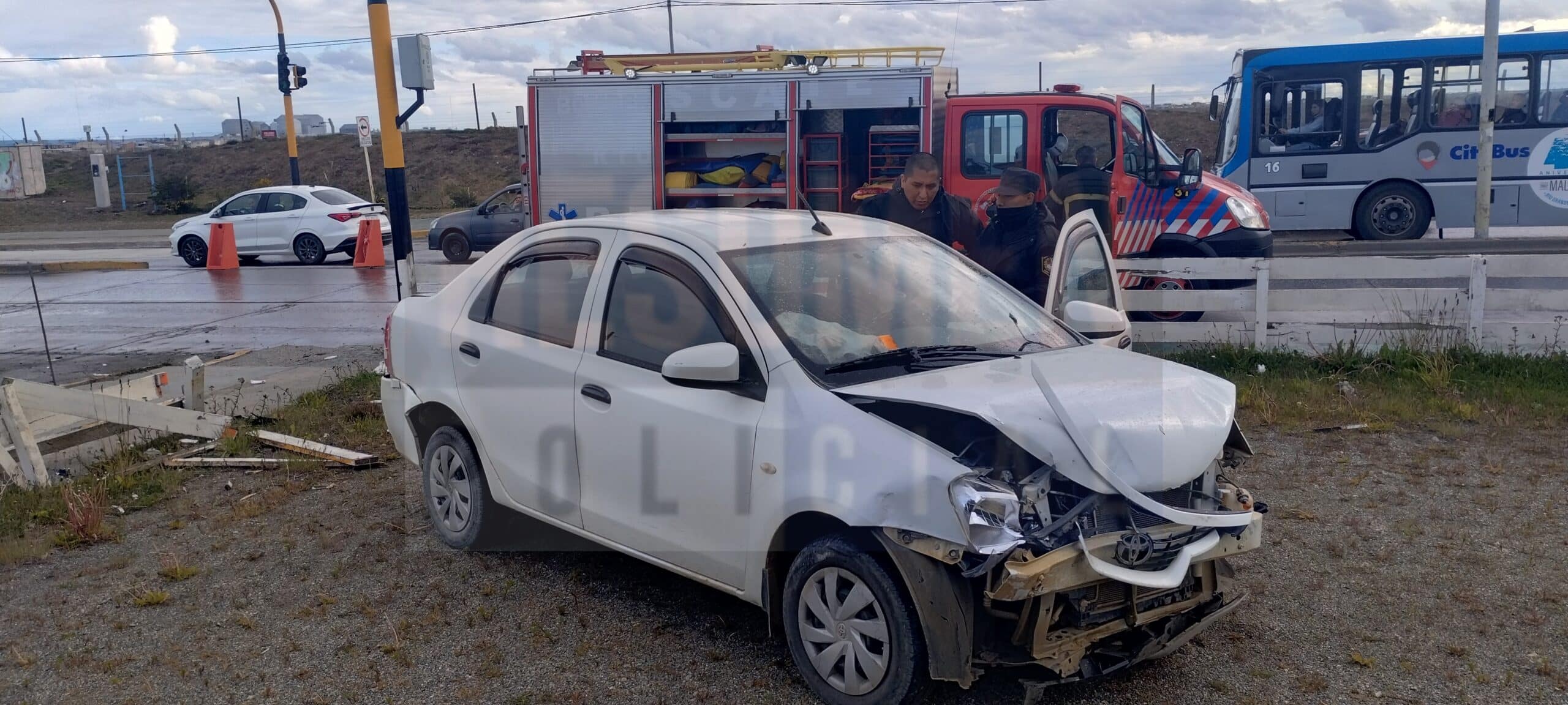 Violento choque en una esquina semaforizada con dos personas trasladadas al HRRG