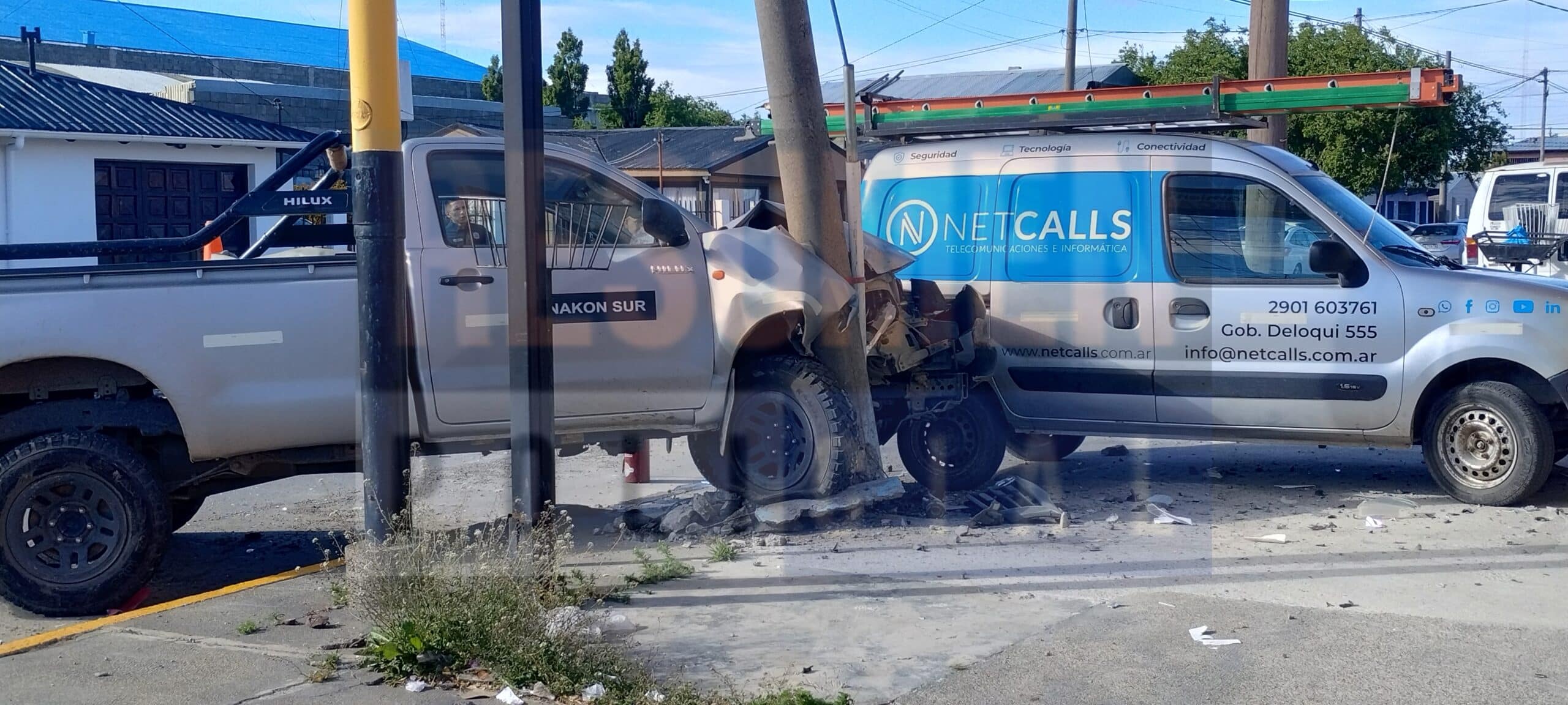 Fuerte choque en una esquina semaforizada dejo importantes daños