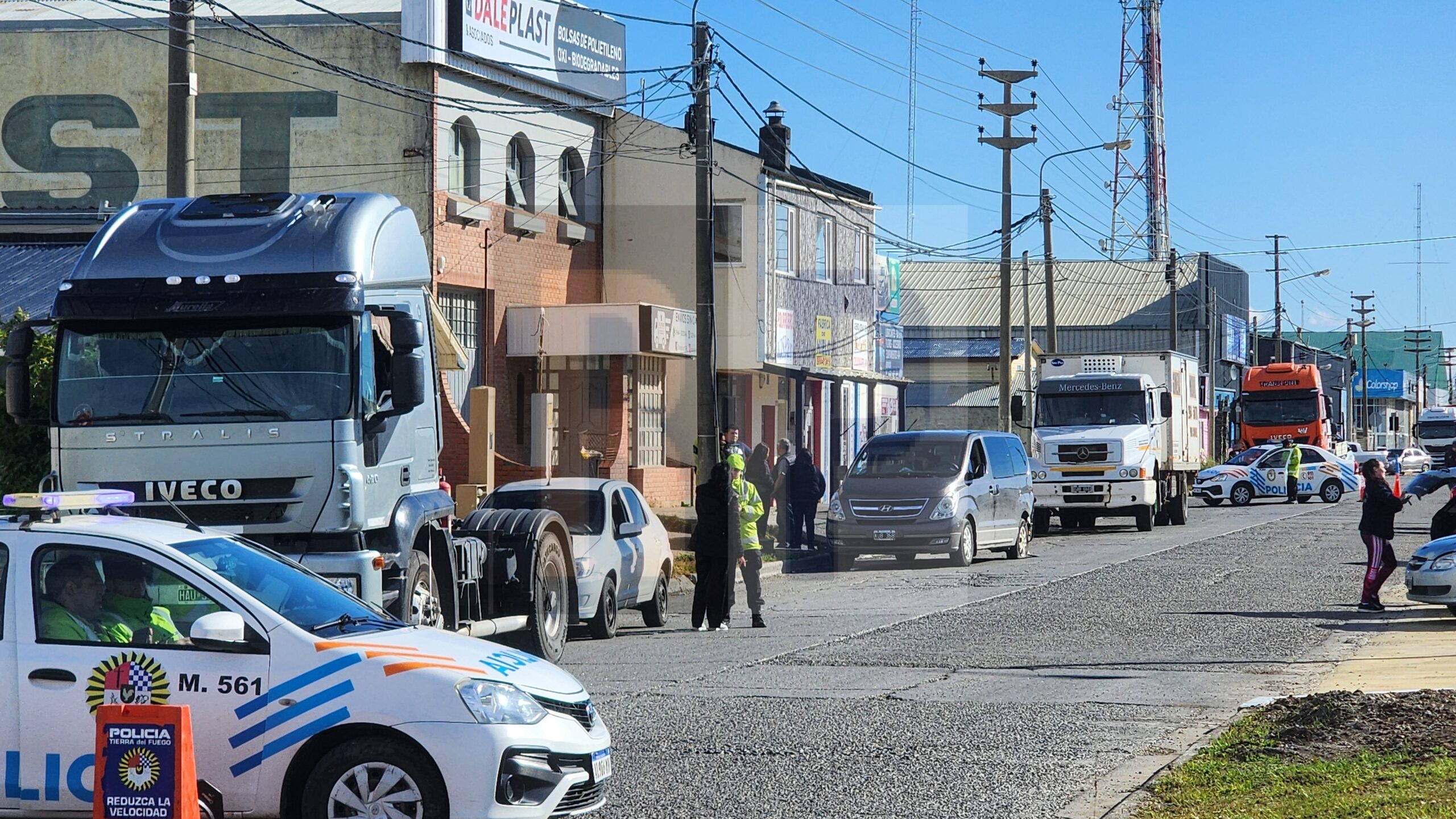 Camión chocó a una combi y se desató la furia