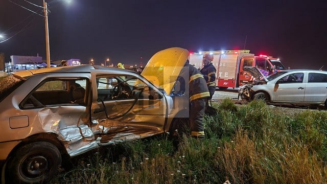 Violento choque en la noche de domingo deja daños y un conductor lesionado