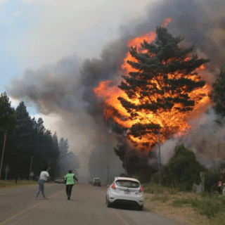 CHUBUT: «Perdí todo, hasta las ganas de vivir», contó uno de los vecinos evacuados por el incendio en Epuyén