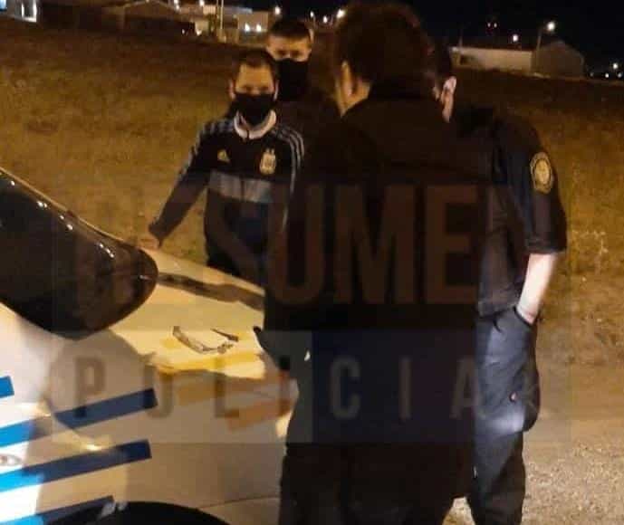 Dos sujetos detenidos al ser sorprendidos transportando un televisor robado