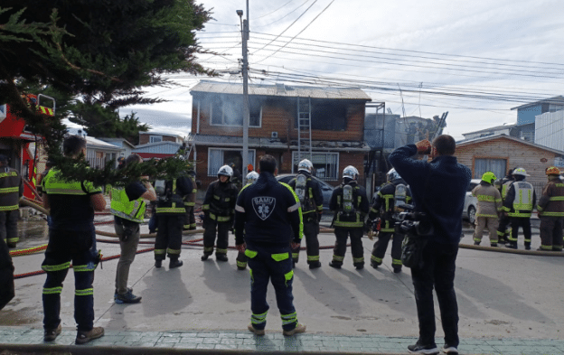 PTA. ARENAS: Incendio afectó a tres viviendas: once personas damnificadas