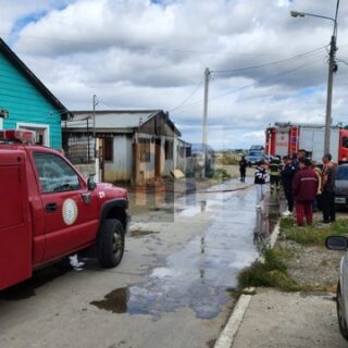 Vecinos salvaron a una familia que dormía del incendio de dos viviendas en el barrio Perón