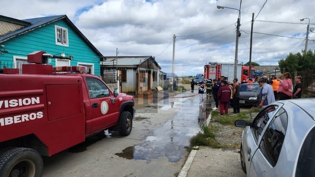 Vecinos salvaron a una familia que dormía del incendio de dos viviendas en el barrio Perón