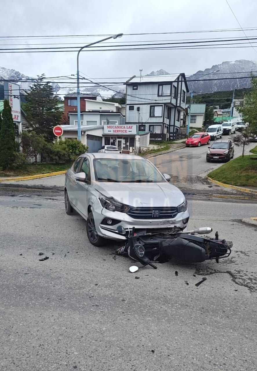 Colisión vehicular en Ushuaia: dos rodados involucrados y ninguno de los conductores resultó herido