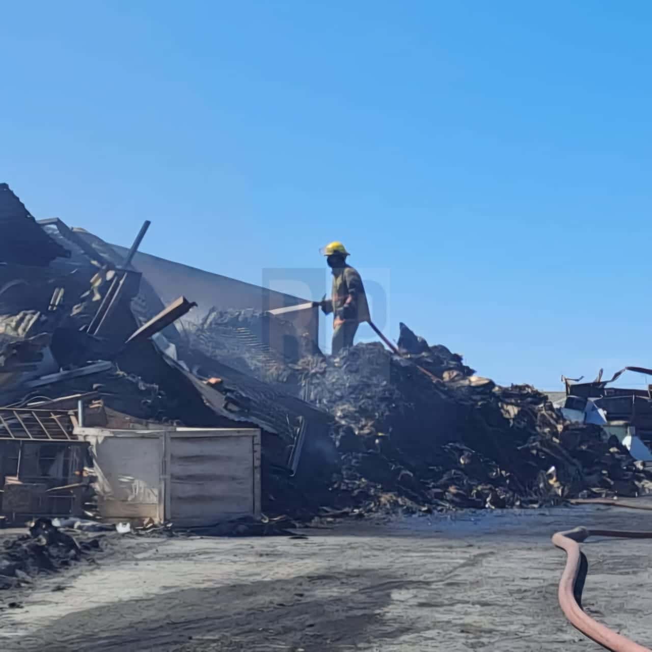 Incendio en recicladora, personal de bomberos continúan con labores de extinción