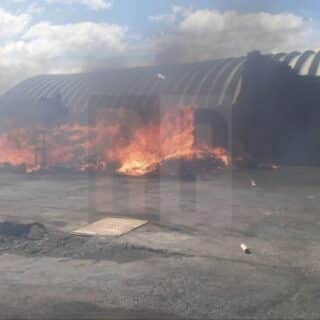 El incendio de la recicladora no da tregua , nuevamente 4 dotaciones de bomberos trabajan en el lugar