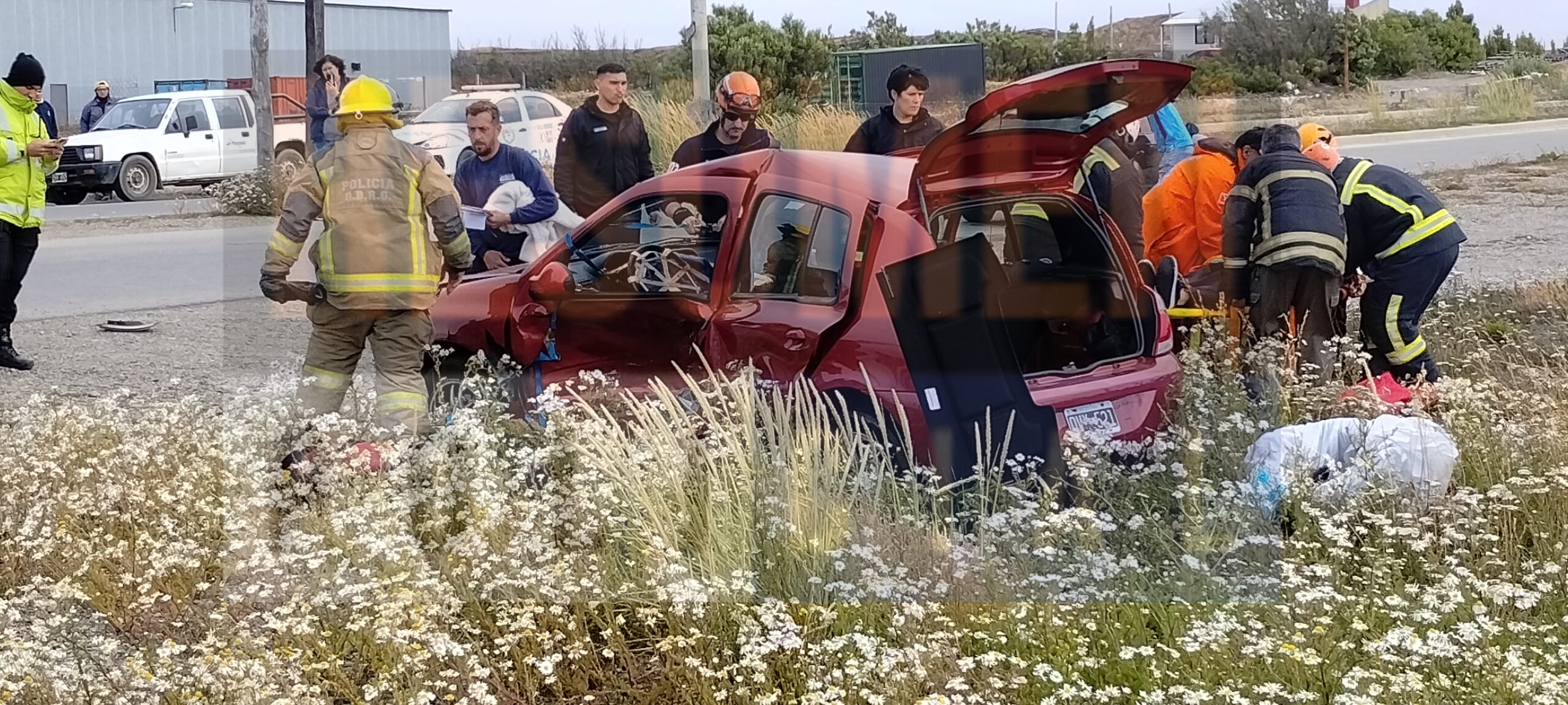 Violento accidente sobre la Ruta Nacional n° 3 dejó un saldo de 4 personas trasladadas al hospital en dos ambulancias