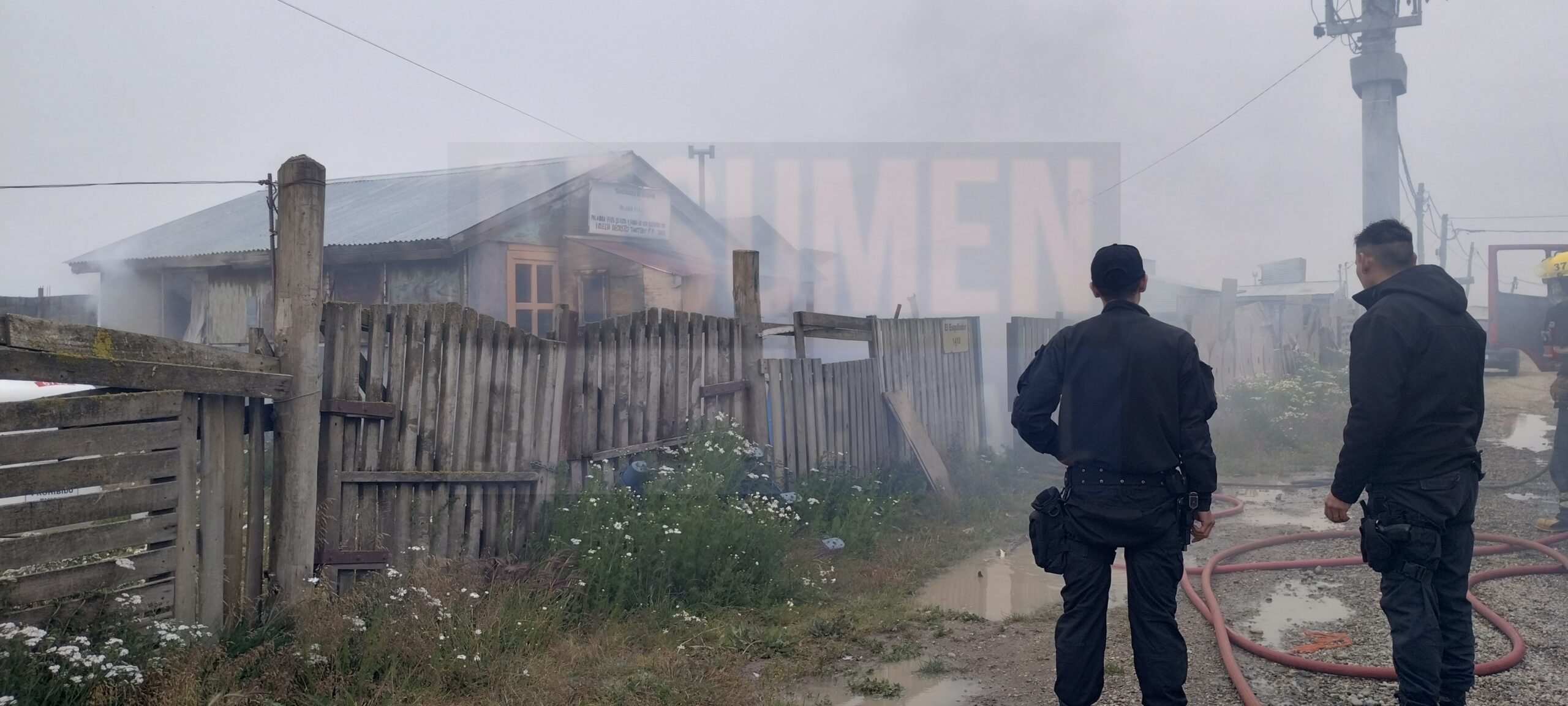 Una iglesia sufrió un incendio en el barrio Los Productores, un hombre fue rescatado por un vecino