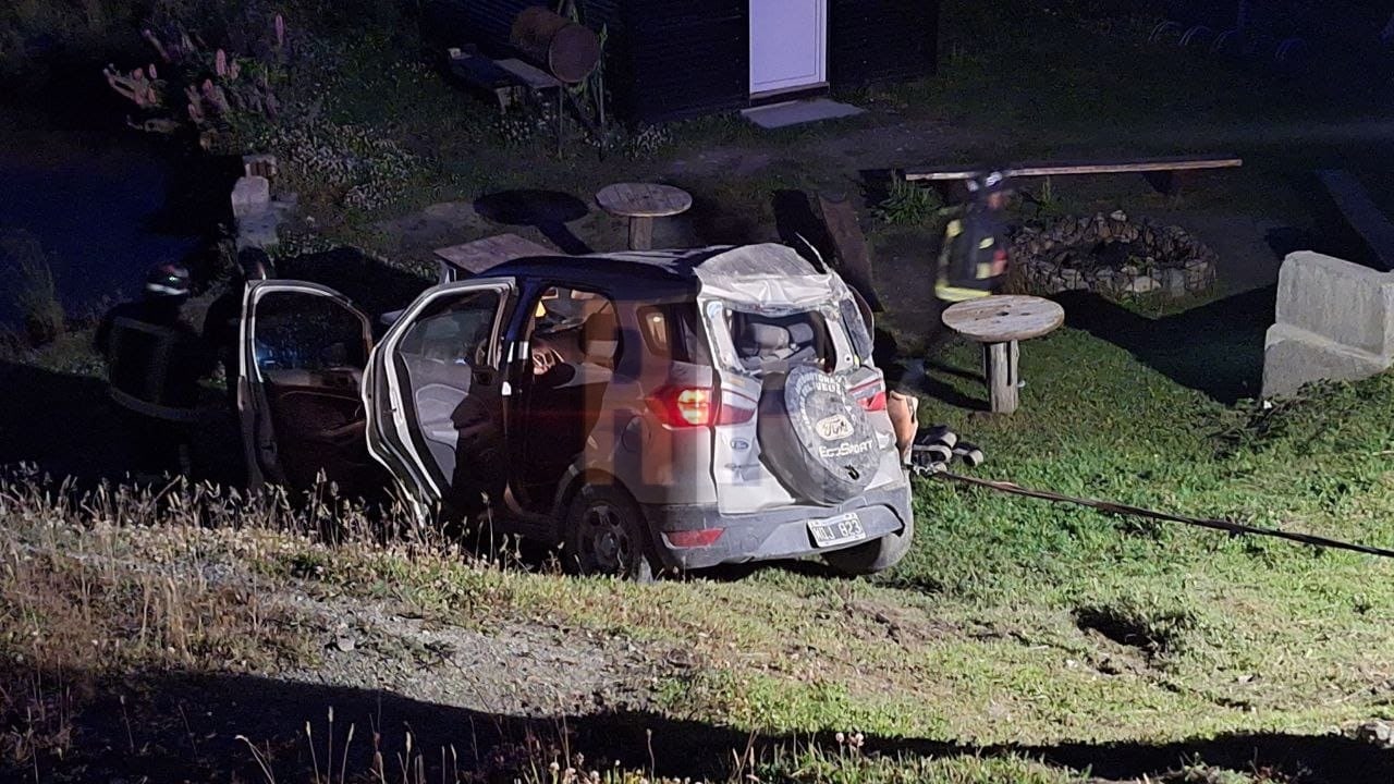 Accidente vehicular en Ushuaia en el sector de la Playa Larga: Cuatro jóvenes resultan heridos