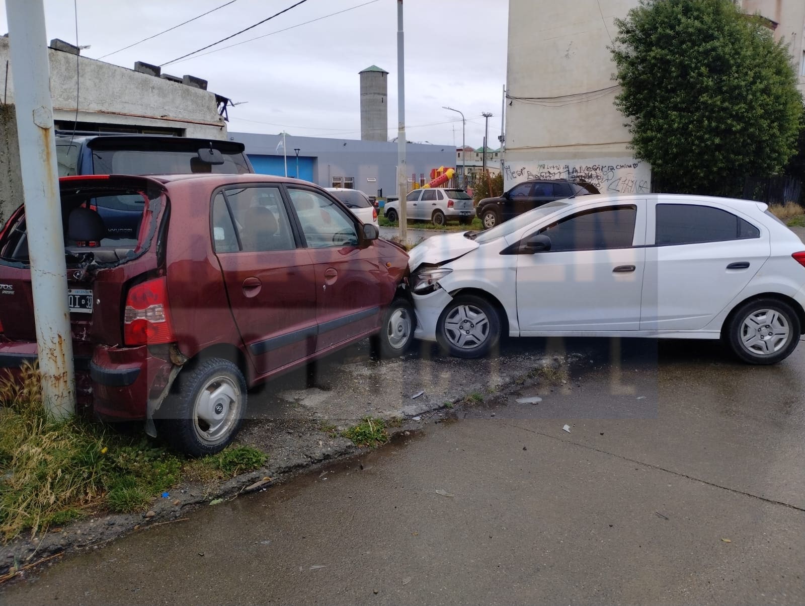 Múltiple choque con 5 personas trasladadas al hospital con diversos politraumatismos