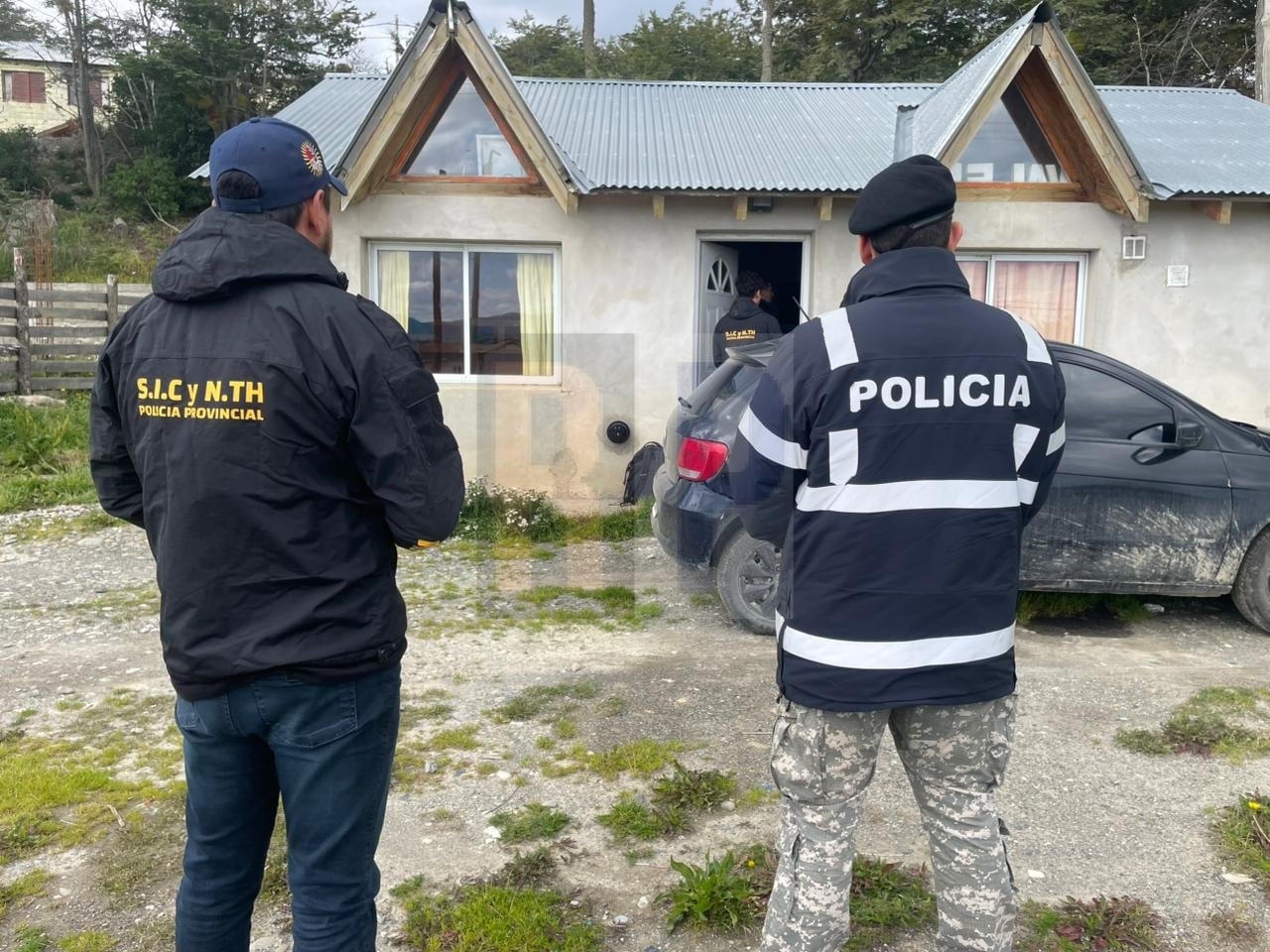 Allanaron a la hijastra de un concejal de Tolhuin por robo y llamó a la comisaría para quejarse