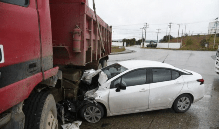 PTA. ARENAS: Vehículo termino incrustado en camión tolva en el Barrio Industrial