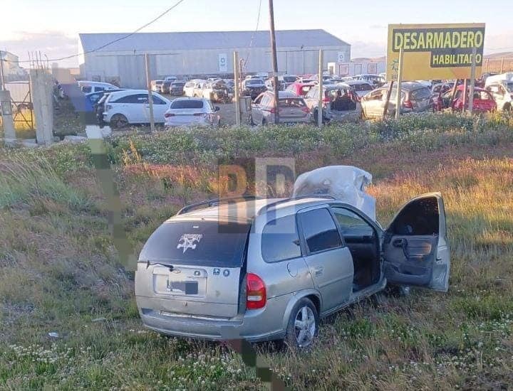 Un conductor detenido tras chocar contra una columna y casi incendiarse su auto