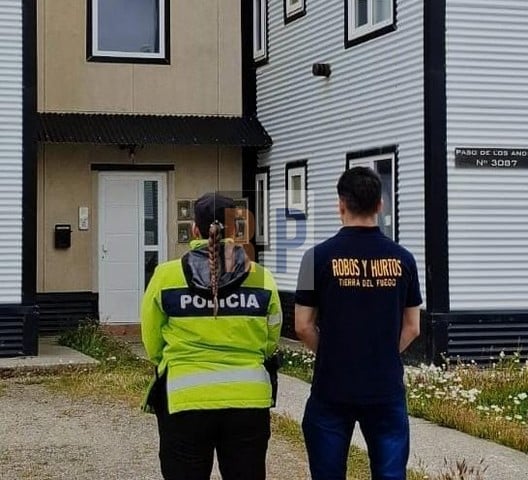 Le robaron a uno de sus vecinos y les allanaron encontrando plantas de marihuana