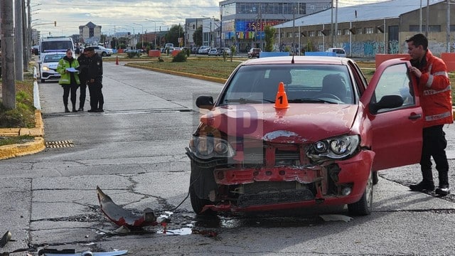 Un conductor herido en el enésimo choque en el cruce de Belgrano y Almafuerte